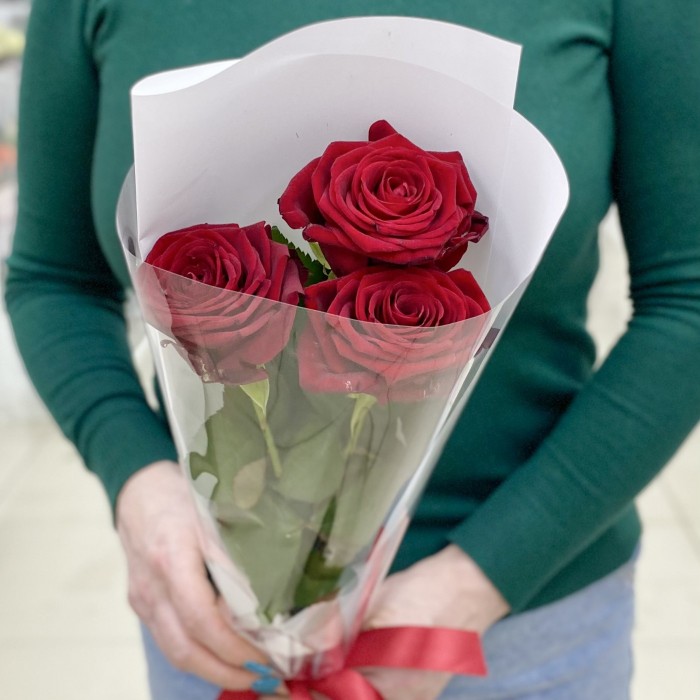 3 высокие красные розы